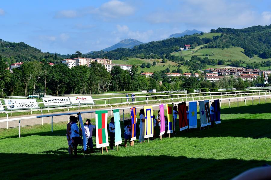 El caballo tordo de 4 años 'Cnicht' se ha impuesto este miércoles en los 2.400 metros de la Copa de Oro de San Sebastián, la carrera estrella del hipódromo donostiarra, con la monta del jockey Roberto Carlos Montenegro.