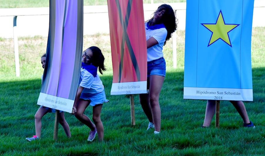 El caballo tordo de 4 años 'Cnicht' se ha impuesto este miércoles en los 2.400 metros de la Copa de Oro de San Sebastián, la carrera estrella del hipódromo donostiarra, con la monta del jockey Roberto Carlos Montenegro.