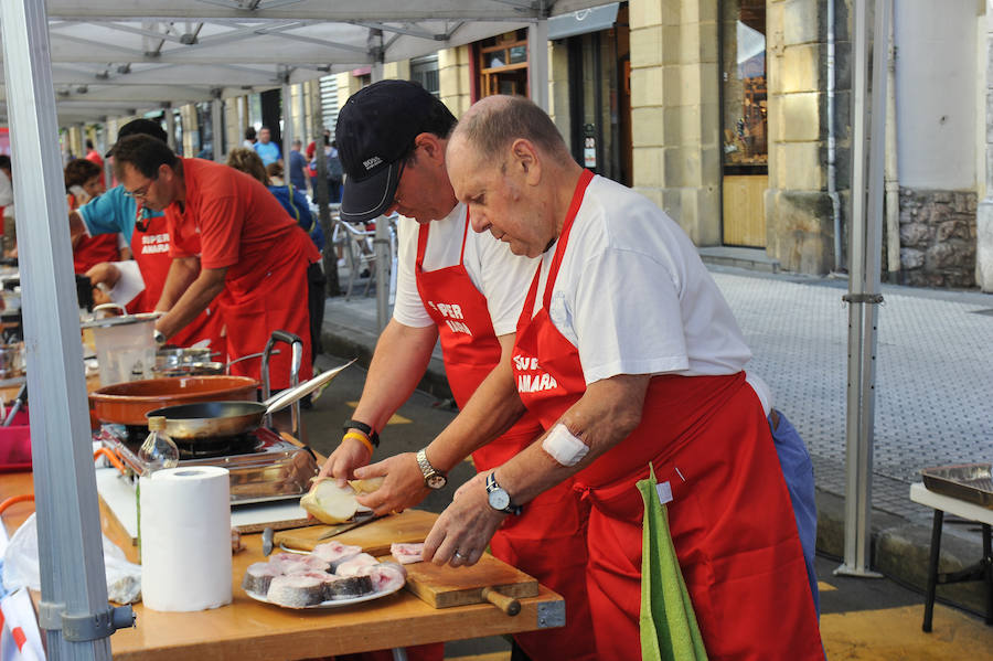 El I Concurso Aste Nagusia de Merluza en Salsa Verde se ha celebrado este miércoles por la mañana en la calle Matia.