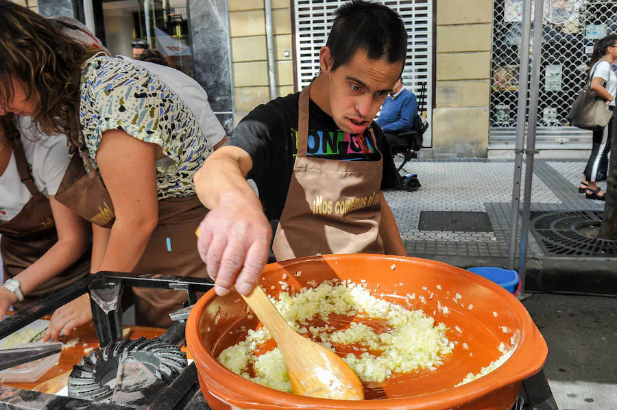 El I Concurso Aste Nagusia de Merluza en Salsa Verde se ha celebrado este miércoles por la mañana en la calle Matia.