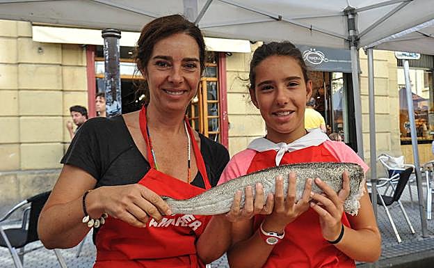 Galería. El concurso de merluza en salsa verde se ha celebrado en la calle Matia.
