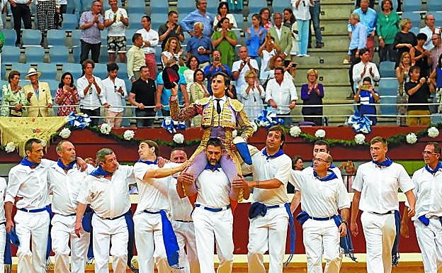 Roca Rey colecciona puertas grandes. Tres orejas con toros cuajados. El limeño es ya el ídolo de una nueva generación de espectadores. 