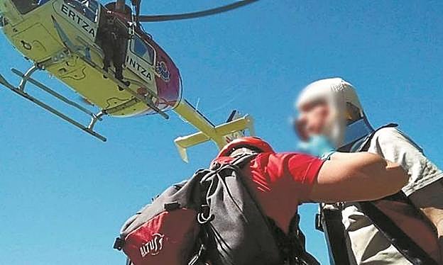 El rescate de la Ertzaintza del montañero herido