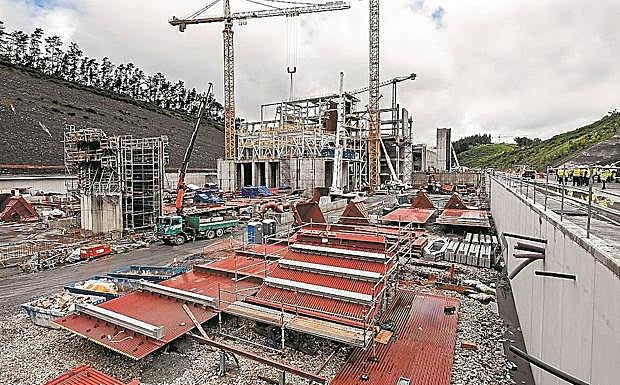 Obras de la incineradora de Zubieta, junto a la que se construirán las dos plantas pendientes.