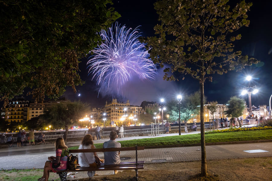 El lanzamiento de los fuegos artificiales a cargo de la piroténcia alemana First Class Pyro-Events a sido uno de los actos principales de la cuarta jornada de las fiestas de Semana Grande de San Sebastián, que han llegado este miércoles, festividad de la Vírgen, a su ecuador. Los germanos no lo han tenido muy fácil por el humo, aunque no han faltado momentos brillantes.