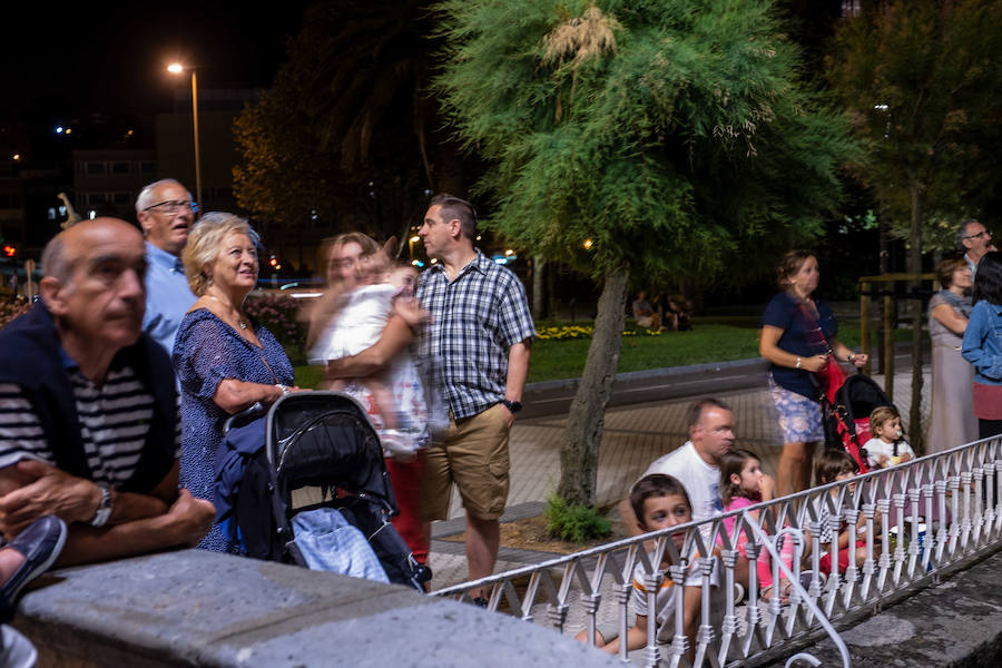El lanzamiento de los fuegos artificiales a cargo de la piroténcia alemana First Class Pyro-Events a sido uno de los actos principales de la cuarta jornada de las fiestas de Semana Grande de San Sebastián, que han llegado este miércoles, festividad de la Vírgen, a su ecuador. Los germanos no lo han tenido muy fácil por el humo, aunque no han faltado momentos brillantes.