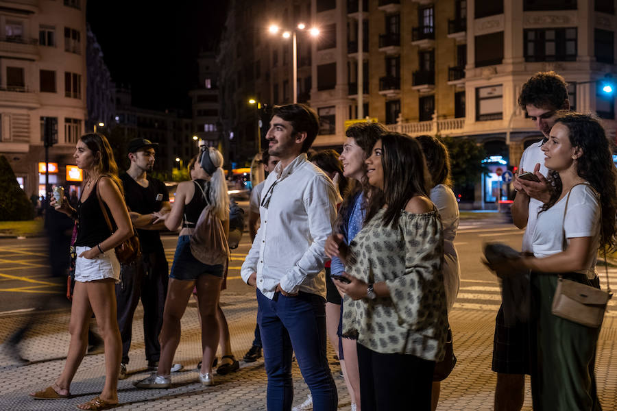 El lanzamiento de los fuegos artificiales a cargo de la piroténcia alemana First Class Pyro-Events a sido uno de los actos principales de la cuarta jornada de las fiestas de Semana Grande de San Sebastián, que han llegado este miércoles, festividad de la Vírgen, a su ecuador. Los germanos no lo han tenido muy fácil por el humo, aunque no han faltado momentos brillantes.