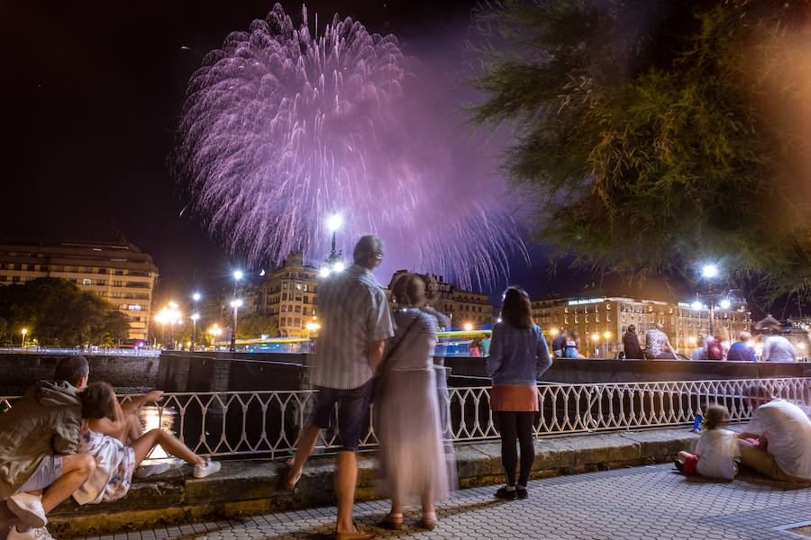 El lanzamiento de los fuegos artificiales a cargo de la piroténcia alemana First Class Pyro-Events a sido uno de los actos principales de la cuarta jornada de las fiestas de Semana Grande de San Sebastián, que han llegado este miércoles, festividad de la Vírgen, a su ecuador. Los germanos no lo han tenido muy fácil por el humo, aunque no han faltado momentos brillantes.