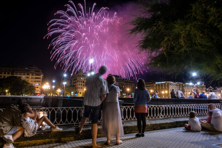 El lanzamiento de los fuegos artificiales a cargo de la piroténcia alemana First Class Pyro-Events a sido uno de los actos principales de la cuarta jornada de las fiestas de Semana Grande de San Sebastián, que han llegado este miércoles, festividad de la Vírgen, a su ecuador. Los germanos no lo han tenido muy fácil por el humo, aunque no han faltado momentos brillantes.