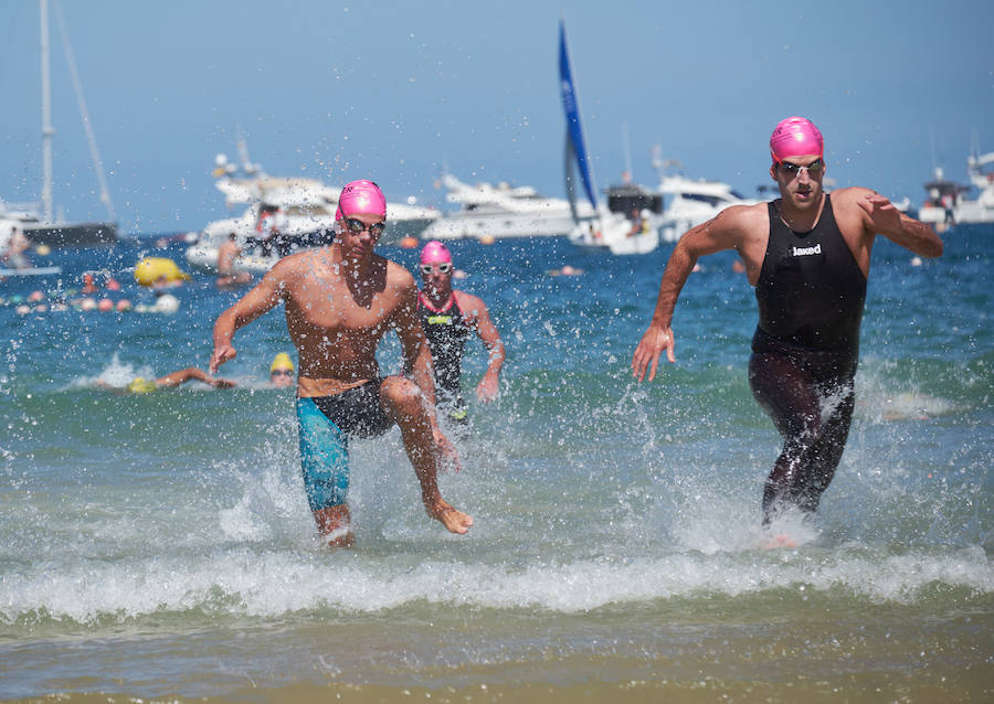 La Travesía a Nado del Paseo Nuevo, que organiza el Club Deportivo Fortuna, celebró ayer su 50 edición con la participación de 571 nadadores y nadadoras adultos -52 más que en la edición anterior- y 64 promesas de la natación. Jon Mujika y Amaia Iriarte fueron los mejores.