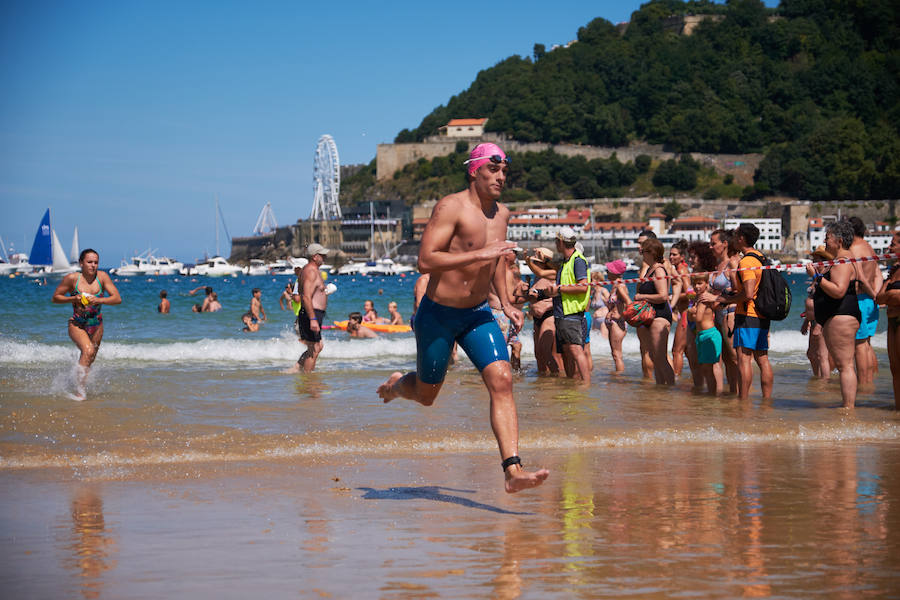 La Travesía a Nado del Paseo Nuevo, que organiza el Club Deportivo Fortuna, celebró ayer su 50 edición con la participación de 571 nadadores y nadadoras adultos -52 más que en la edición anterior- y 64 promesas de la natación. Jon Mujika y Amaia Iriarte fueron los mejores.