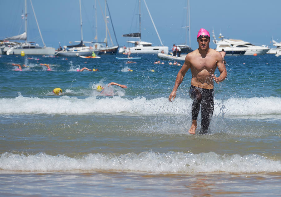 La Travesía a Nado del Paseo Nuevo, que organiza el Club Deportivo Fortuna, celebró ayer su 50 edición con la participación de 571 nadadores y nadadoras adultos -52 más que en la edición anterior- y 64 promesas de la natación. Jon Mujika y Amaia Iriarte fueron los mejores.