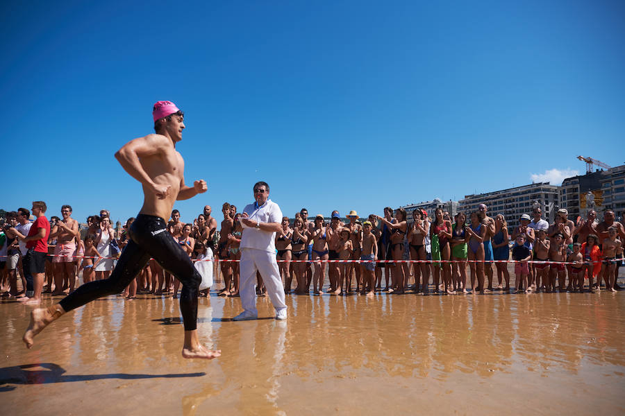 La Travesía a Nado del Paseo Nuevo, que organiza el Club Deportivo Fortuna, celebró ayer su 50 edición con la participación de 571 nadadores y nadadoras adultos -52 más que en la edición anterior- y 64 promesas de la natación. Jon Mujika y Amaia Iriarte fueron los mejores.