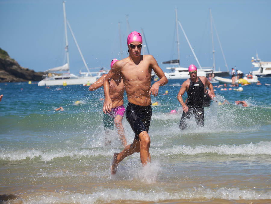 La Travesía a Nado del Paseo Nuevo, que organiza el Club Deportivo Fortuna, celebró ayer su 50 edición con la participación de 571 nadadores y nadadoras adultos -52 más que en la edición anterior- y 64 promesas de la natación. Jon Mujika y Amaia Iriarte fueron los mejores.