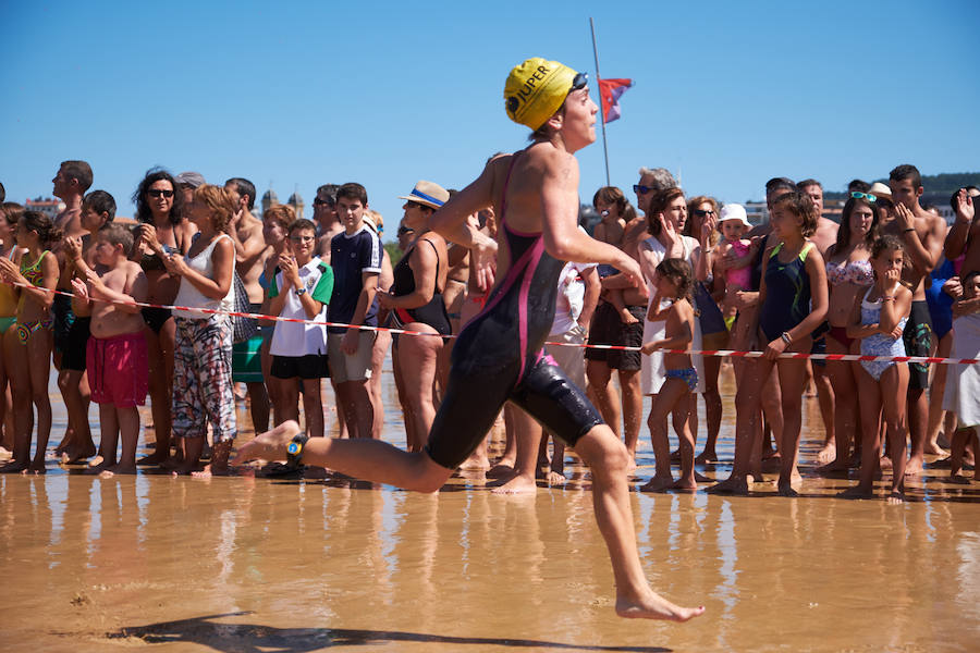 La Travesía a Nado del Paseo Nuevo, que organiza el Club Deportivo Fortuna, celebró ayer su 50 edición con la participación de 571 nadadores y nadadoras adultos -52 más que en la edición anterior- y 64 promesas de la natación. Jon Mujika y Amaia Iriarte fueron los mejores.