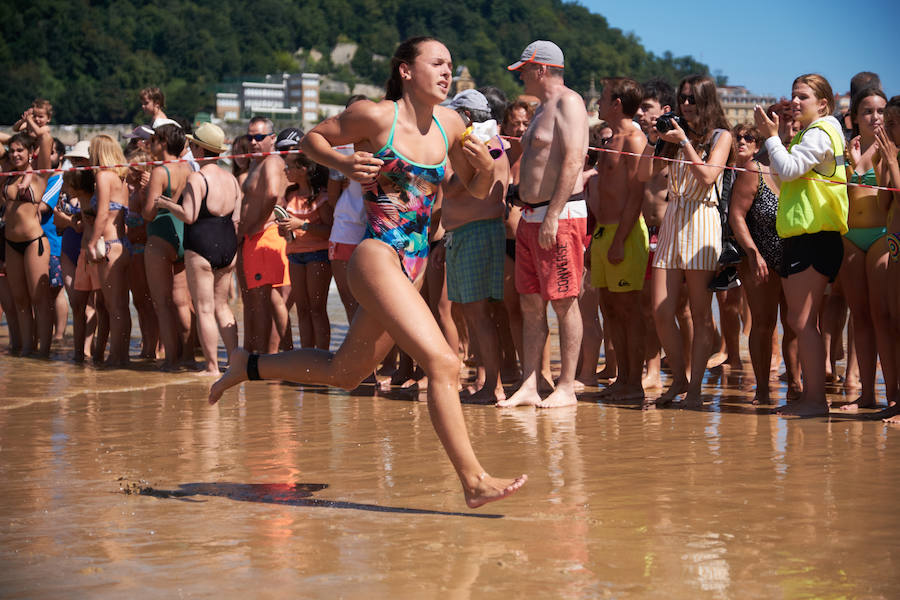 La Travesía a Nado del Paseo Nuevo, que organiza el Club Deportivo Fortuna, celebró ayer su 50 edición con la participación de 571 nadadores y nadadoras adultos -52 más que en la edición anterior- y 64 promesas de la natación. Jon Mujika y Amaia Iriarte fueron los mejores.