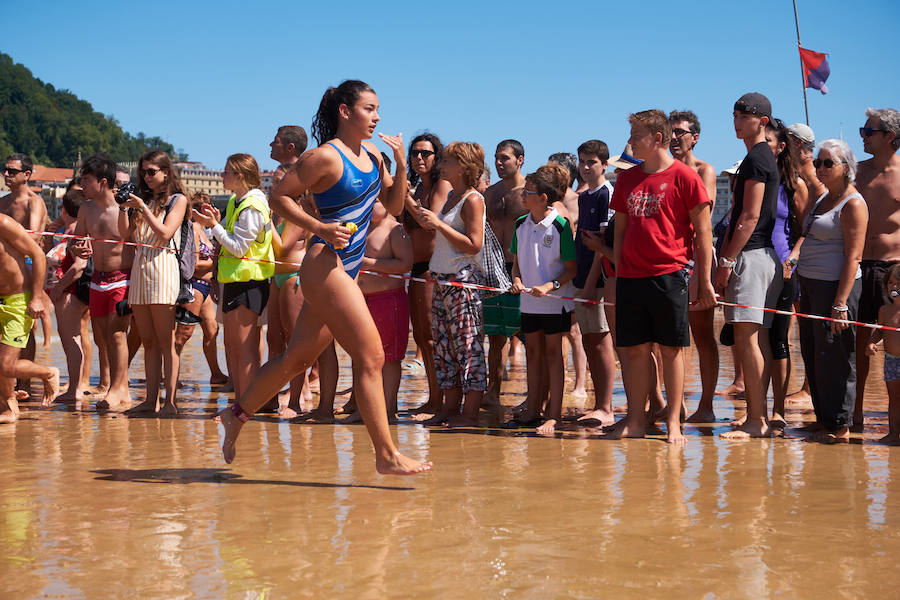 La Travesía a Nado del Paseo Nuevo, que organiza el Club Deportivo Fortuna, celebró ayer su 50 edición con la participación de 571 nadadores y nadadoras adultos -52 más que en la edición anterior- y 64 promesas de la natación. Jon Mujika y Amaia Iriarte fueron los mejores.