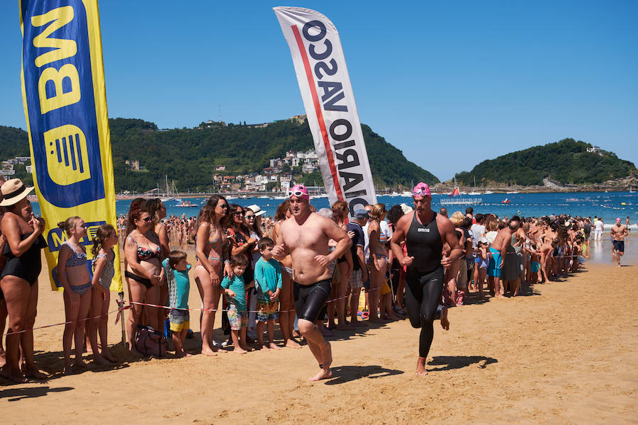La Travesía a Nado del Paseo Nuevo, que organiza el Club Deportivo Fortuna, celebró ayer su 50 edición con la participación de 571 nadadores y nadadoras adultos -52 más que en la edición anterior- y 64 promesas de la natación. Jon Mujika y Amaia Iriarte fueron los mejores.