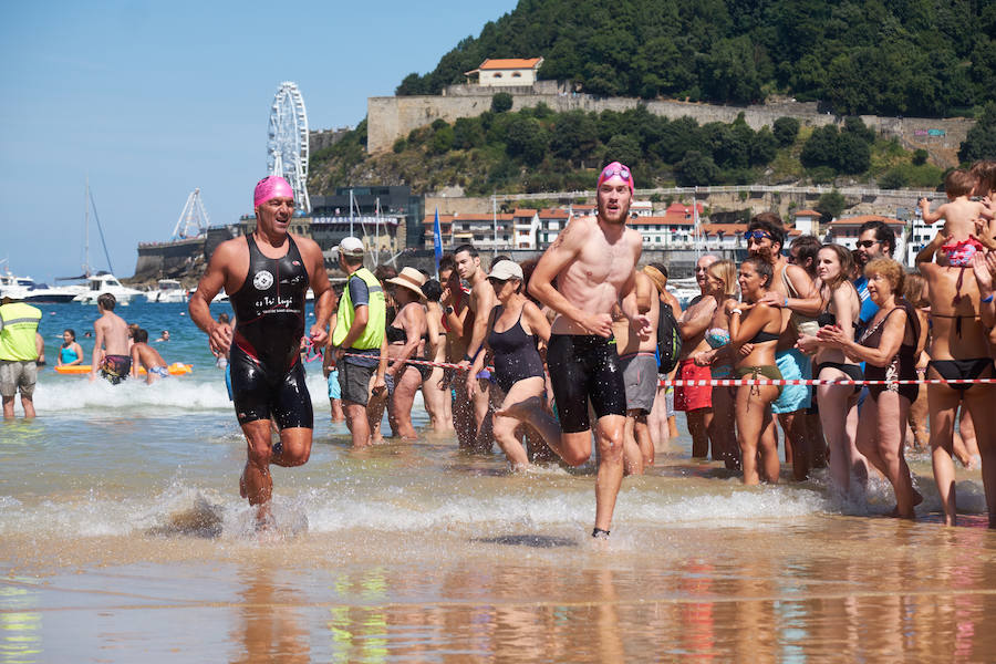 La Travesía a Nado del Paseo Nuevo, que organiza el Club Deportivo Fortuna, celebró ayer su 50 edición con la participación de 571 nadadores y nadadoras adultos -52 más que en la edición anterior- y 64 promesas de la natación. Jon Mujika y Amaia Iriarte fueron los mejores.