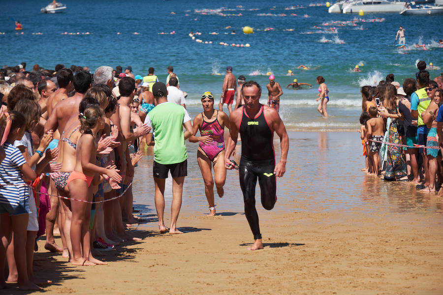 La Travesía a Nado del Paseo Nuevo, que organiza el Club Deportivo Fortuna, celebró ayer su 50 edición con la participación de 571 nadadores y nadadoras adultos -52 más que en la edición anterior- y 64 promesas de la natación. Jon Mujika y Amaia Iriarte fueron los mejores.