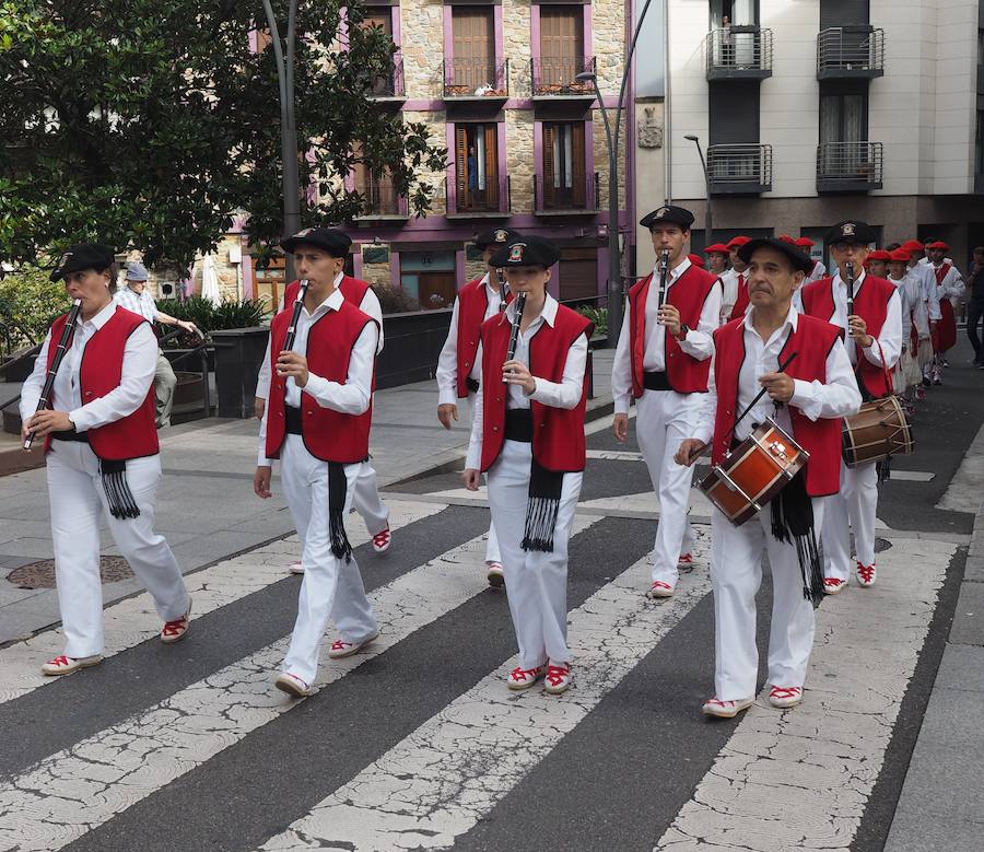 Irrintzi Dantza Taldea cumplió ayer con la tradición e interpretó la ezpata dantza ante Nuestra Señora de la Asunción en el altar mayor de la iglesia parroquial de Zumarraga, como prolegómeno a la misa celebrada a las once de la mañana.