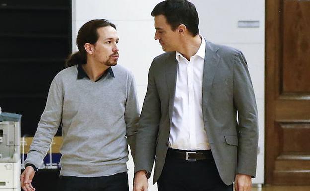 Pablo Iglesias (i) habla con Pedro Sánchez.