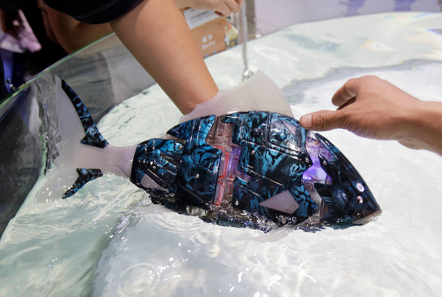 La Conferencia Mundial de Robots de Pekín se ha abierto con más de medio millar de máquinas inteligentes y una clara apuesta por incluir éstas en nuevos sectores productivos, como el comercial desde tenderos a recepcionistas o el educativo.