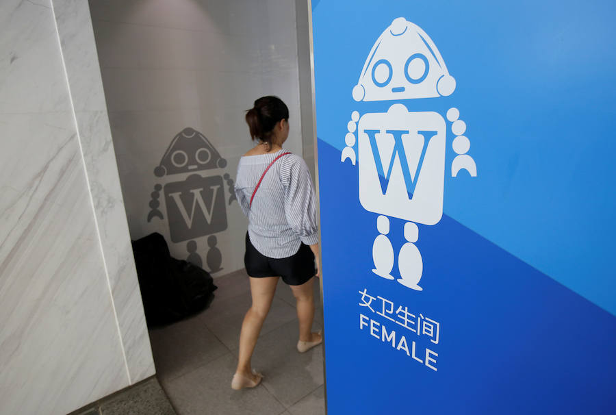 La Conferencia Mundial de Robots de Pekín se ha abierto con más de medio millar de máquinas inteligentes y una clara apuesta por incluir éstas en nuevos sectores productivos, como el comercial desde tenderos a recepcionistas o el educativo.