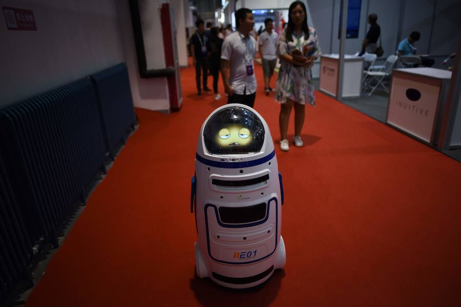 La Conferencia Mundial de Robots de Pekín se ha abierto con más de medio millar de máquinas inteligentes y una clara apuesta por incluir éstas en nuevos sectores productivos, como el comercial desde tenderos a recepcionistas o el educativo.