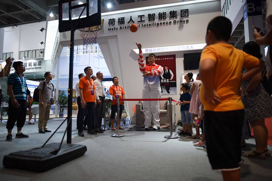 La Conferencia Mundial de Robots de Pekín se ha abierto con más de medio millar de máquinas inteligentes y una clara apuesta por incluir éstas en nuevos sectores productivos, como el comercial desde tenderos a recepcionistas o el educativo.