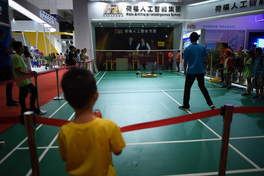 La Conferencia Mundial de Robots de Pekín se ha abierto con más de medio millar de máquinas inteligentes y una clara apuesta por incluir éstas en nuevos sectores productivos, como el comercial desde tenderos a recepcionistas o el educativo.