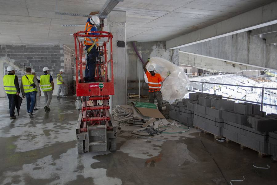 A poco menos de un mes de su reestreno, las obras del estadio de Anoeta presentan grandes avances en los últimos días. Todo estará listo para el Real Sociedad - F.C. Barcelona del próximo 15 de septiembre.