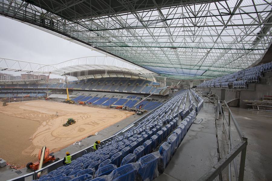 A poco menos de un mes de su reestreno, las obras del estadio de Anoeta presentan grandes avances en los últimos días. Todo estará listo para el Real Sociedad - F.C. Barcelona del próximo 15 de septiembre.