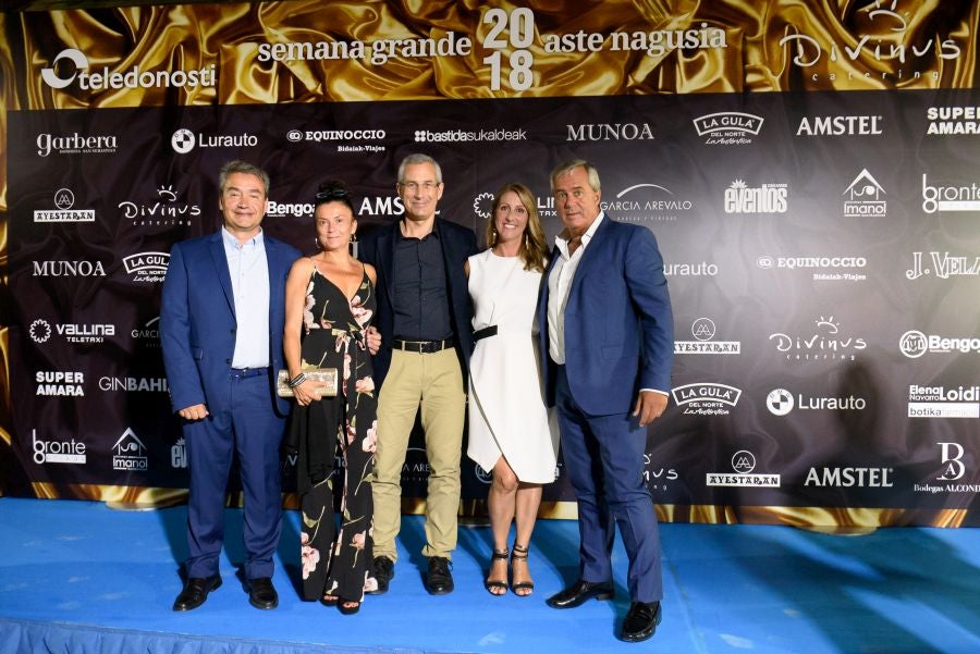 Los invitados pudieron disfrutar de los fuegos artificiales desde los jardines del palacio y comentarlos en lo que fue una divertida y 'glamourosa' fiesta en la que no faltó el buen humor.