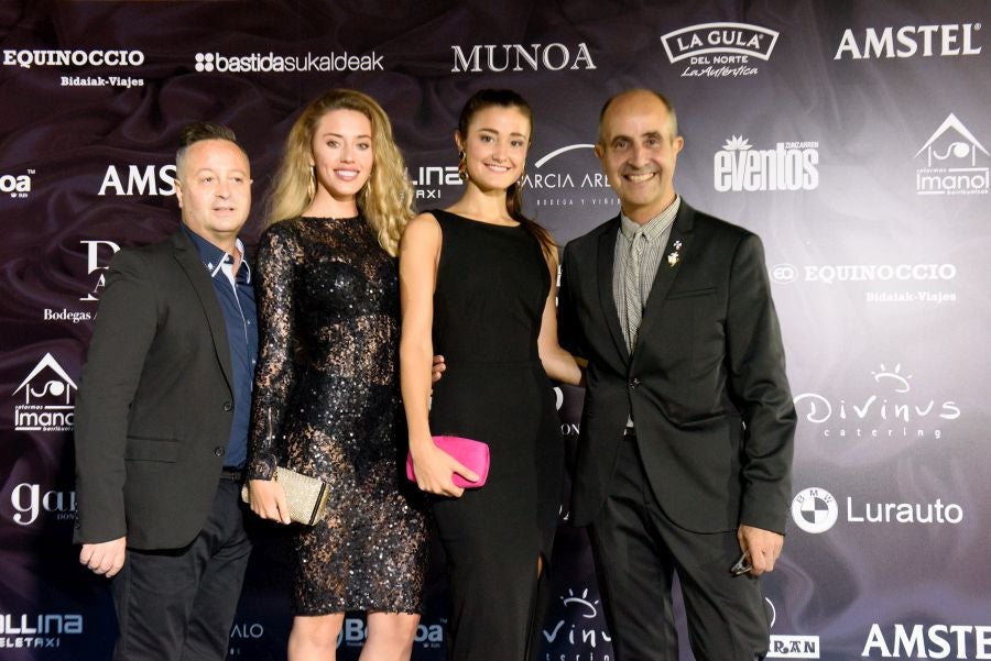 Los invitados pudieron disfrutar de los fuegos artificiales desde los jardines del palacio y comentarlos en lo que fue una divertida y 'glamourosa' fiesta en la que no faltó el buen humor.