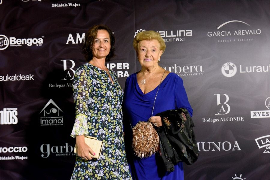 Los invitados pudieron disfrutar de los fuegos artificiales desde los jardines del palacio y comentarlos en lo que fue una divertida y 'glamourosa' fiesta en la que no faltó el buen humor.