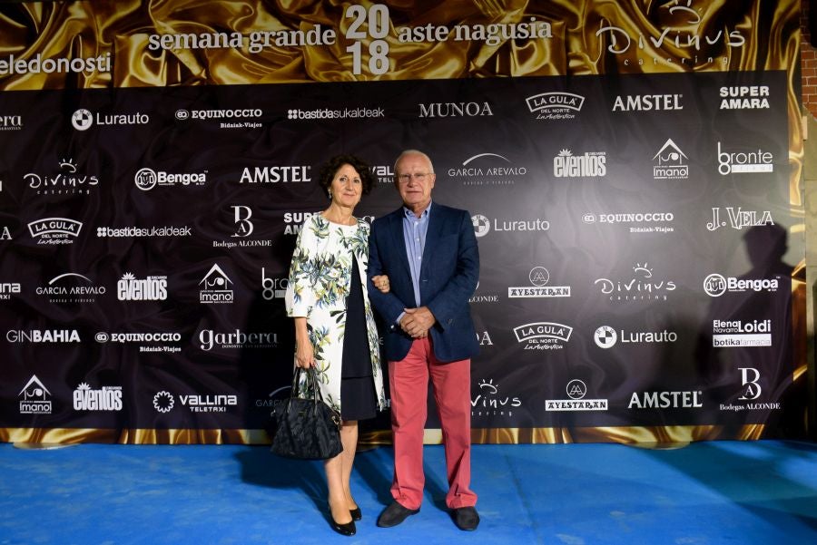 Los invitados pudieron disfrutar de los fuegos artificiales desde los jardines del palacio y comentarlos en lo que fue una divertida y 'glamourosa' fiesta en la que no faltó el buen humor.