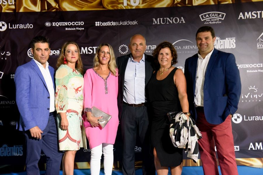 Los invitados pudieron disfrutar de los fuegos artificiales desde los jardines del palacio y comentarlos en lo que fue una divertida y 'glamourosa' fiesta en la que no faltó el buen humor.