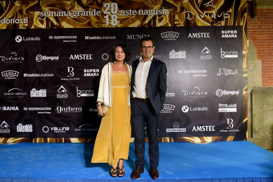 Los invitados pudieron disfrutar de los fuegos artificiales desde los jardines del palacio y comentarlos en lo que fue una divertida y 'glamourosa' fiesta en la que no faltó el buen humor.