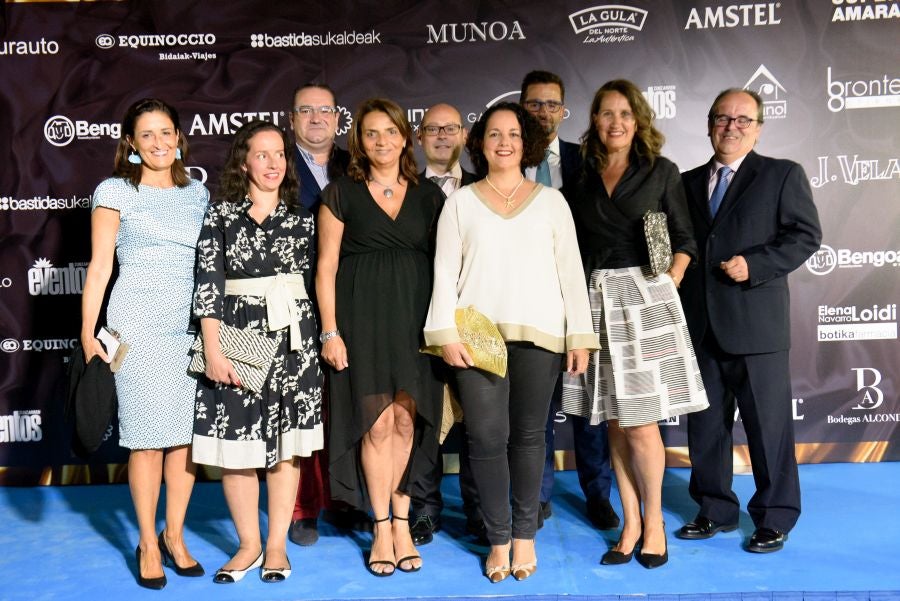 Los invitados pudieron disfrutar de los fuegos artificiales desde los jardines del palacio y comentarlos en lo que fue una divertida y 'glamourosa' fiesta en la que no faltó el buen humor.