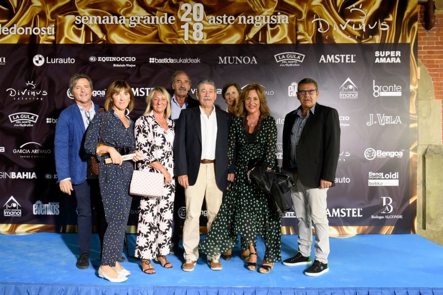 Los invitados pudieron disfrutar de los fuegos artificiales desde los jardines del palacio y comentarlos en lo que fue una divertida y 'glamourosa' fiesta en la que no faltó el buen humor.