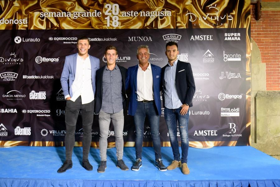 Los invitados pudieron disfrutar de los fuegos artificiales desde los jardines del palacio y comentarlos en lo que fue una divertida y 'glamourosa' fiesta en la que no faltó el buen humor.