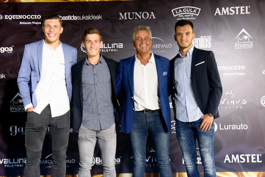 Los invitados pudieron disfrutar de los fuegos artificiales desde los jardines del palacio y comentarlos en lo que fue una divertida y 'glamourosa' fiesta en la que no faltó el buen humor.