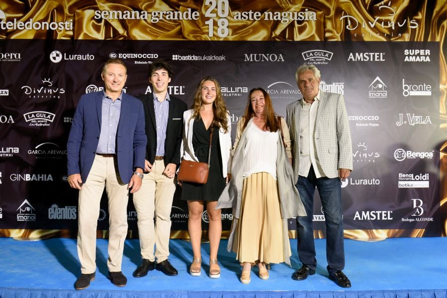 Los invitados pudieron disfrutar de los fuegos artificiales desde los jardines del palacio y comentarlos en lo que fue una divertida y 'glamourosa' fiesta en la que no faltó el buen humor.