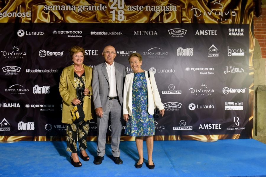 Los invitados pudieron disfrutar de los fuegos artificiales desde los jardines del palacio y comentarlos en lo que fue una divertida y 'glamourosa' fiesta en la que no faltó el buen humor.