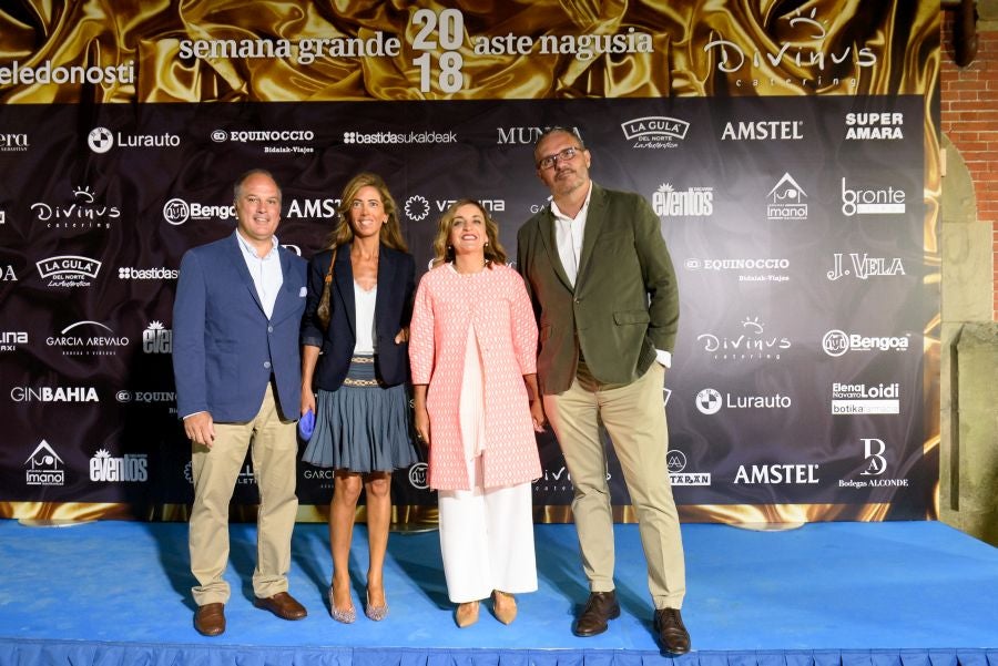 Los invitados pudieron disfrutar de los fuegos artificiales desde los jardines del palacio y comentarlos en lo que fue una divertida y 'glamourosa' fiesta en la que no faltó el buen humor.