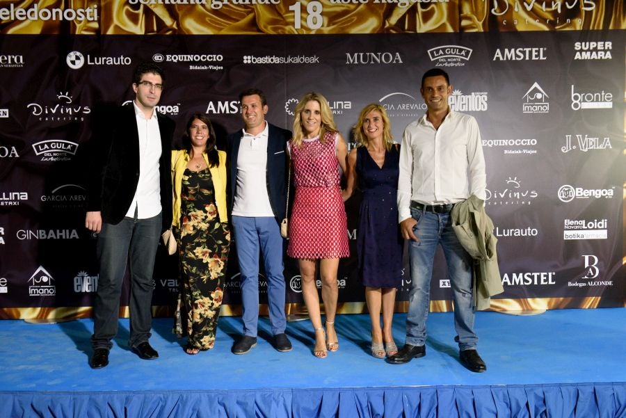 Los invitados pudieron disfrutar de los fuegos artificiales desde los jardines del palacio y comentarlos en lo que fue una divertida y 'glamourosa' fiesta en la que no faltó el buen humor.