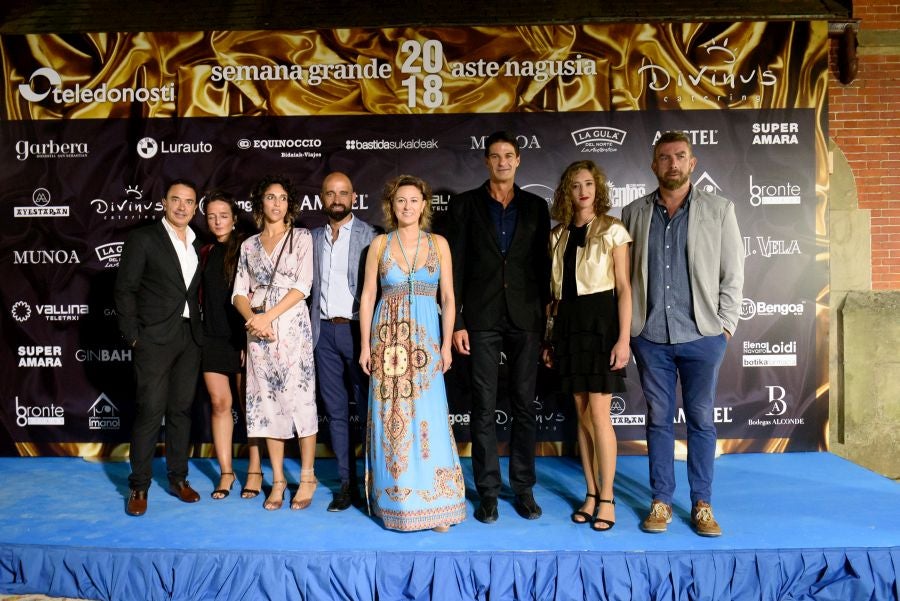 Los invitados pudieron disfrutar de los fuegos artificiales desde los jardines del palacio y comentarlos en lo que fue una divertida y 'glamourosa' fiesta en la que no faltó el buen humor.