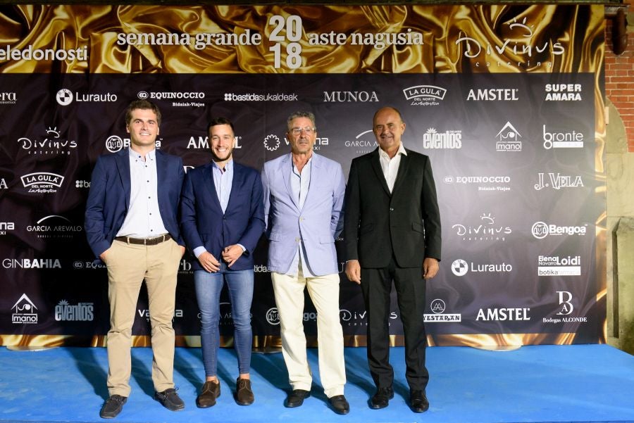 Los invitados pudieron disfrutar de los fuegos artificiales desde los jardines del palacio y comentarlos en lo que fue una divertida y 'glamourosa' fiesta en la que no faltó el buen humor.