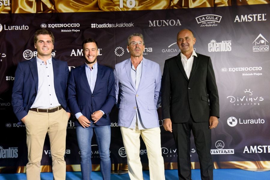 Los invitados pudieron disfrutar de los fuegos artificiales desde los jardines del palacio y comentarlos en lo que fue una divertida y 'glamourosa' fiesta en la que no faltó el buen humor.